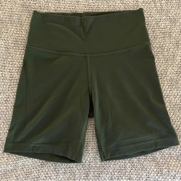 Aritzia Pants - TnaBUTTER™ Atmosphere Hi-Rise 7" Short **TnAction** Size M in the color Kombu